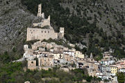 Roccacasale - Panoramica con Castello De Sanctis.jpg
