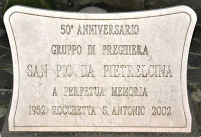 Rocchetta Sant'Antonio - Lapide d. Monum. a S. Pio da Pietrelcina 1.jpg