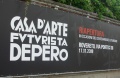 Rovereto - Casa d'Arte futurista Depero - cartellone pubblicitario in strada.jpg