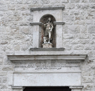 Ruvo di Puglia - a Rocca e Carovigna - sul Portale laterale del Duomo.jpg