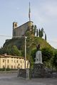 Sabbio Chiese - Monumento ai Caduti - Sullo sfondo la Rocca.jpg