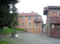 Saluzzo - Antico Borgo Medioevale - Piazzetta San Givanni ed il pozzo.jpg