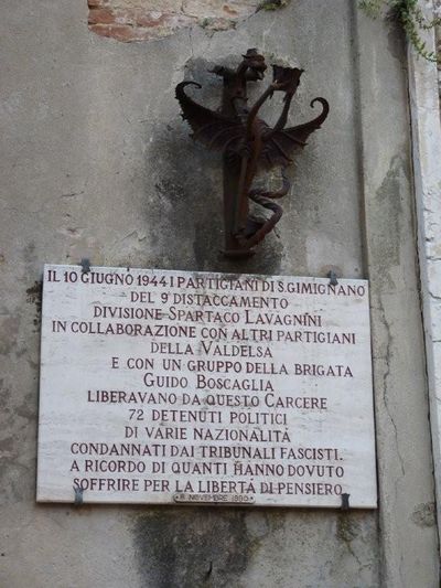 San Gimignano - Lapide ai detenuti politici - Liberazione detenuti politici del regime fascista.jpg