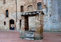 San Gimignano - Piazza L.Pecori - pozzo nella piazza.jpg