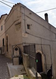 San Pio delle Camere - Fontana in Via Cesare Battisti.jpg