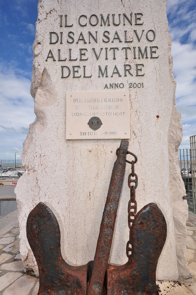 San Salvo - Monumento alle Vittime del Mare a San Salvo Marina.jpg