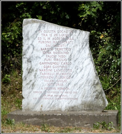 Seravezza - lapide ai caduti del 1944.jpg