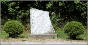 Seravezza - monumento ai caduti del 1944.jpg