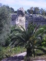 Siracusa - Latomie del Paradiso - dalla via dei Sepolcri Parco Archeol Neapolis.jpg