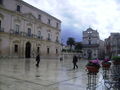 Siracusa - Palazzo Vescovile - Piazza Duomo sullo sfondo S.Lucia alla Badia.jpg