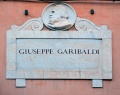 Spello - Lapide a Giuseppe Garibaldi - Facciaata palazzo comunale.jpg