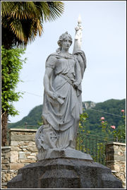Stazzema - statua monumento ai caduti.jpg