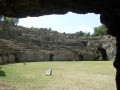 Sutri - Anfiteatro Romano - vista dall'accesso.jpg