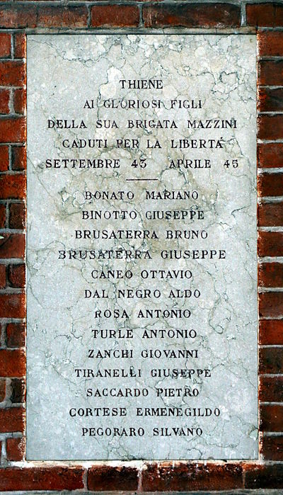 Thiene - Lapide Brigata Mazzini - L'interno del Monumento ai Caduti.jpg