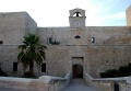 Trani - Castello di Federico - e torre dell'Orologio.jpg