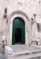 Trani - Chiesa di S. Giacomo - portale con stilofori.jpg
