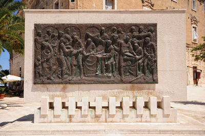 Trani - Monumento al 9 Centenario Statuti Marittimi.jpg