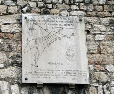 Trento - Lapide-meridiana sul castello del Buonconsiglio.jpg
