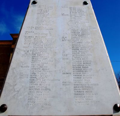 Tricarico - Monumento ai Caduti - lapide sul Monumento ai caduti.jpg