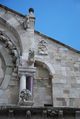 Troia - Cattedrale romanica di S. Maria Assunta - leoni stilofoni sulla facciata.jpg