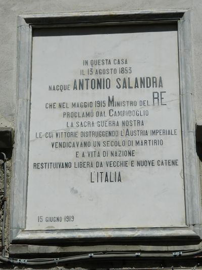 Troia - Lapide sulla facciata della casa natale di A. Salandra.jpg
