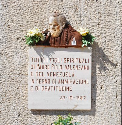Valenzano - Monumento a Padre Pio - lapide sul monumento.jpg