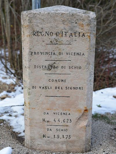 Valli del Pasubio - Cippo Confine Regno d'Italia-Austria.jpg
