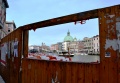 Venezia - Canal Grande. - Canal Grande visto attraverso una finestra di una impalcatura..jpg