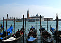 Venezia - S. Giorgio e gondole.jpg