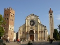 Verona - Piazza San Zeno - Basilica tra il Campanile e la Torre abbaziale.jpg