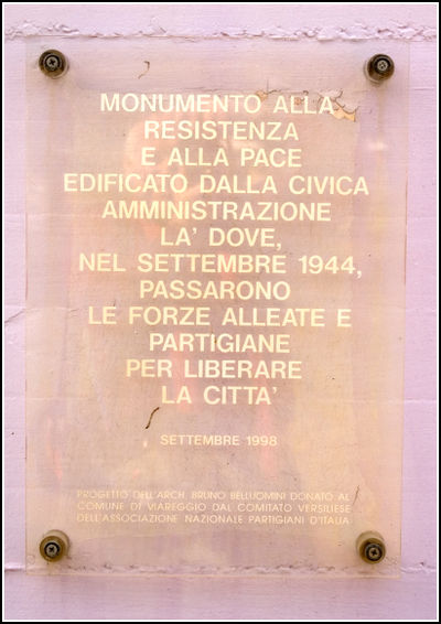 Viareggio - Lapide Monumento ai martiri di S. Anna.jpg