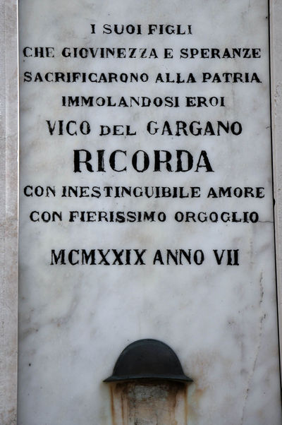Vico del Gargano - lapide sul Monumento ai Caduti.jpg