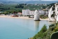 Vieste - Pizzomunno, famoso scoglio di pietra calcarea - scorcio con spiaggia.jpg