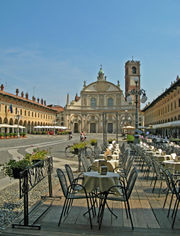 Vigevano - Tavolini in Piazza Ducale.jpg