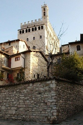Palazzo dei Consoli visto dalla città bassa.JPG