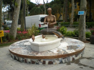 Cervia-Fontana dell'amore.JPG
