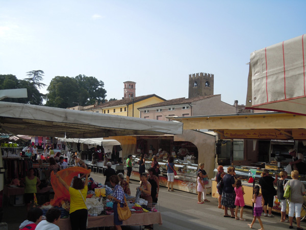 File:Castel Goffredo - Mercato del giovedì.jpg