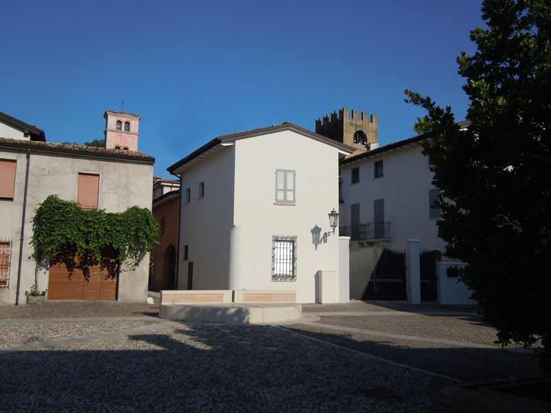 File:Castel Goffredo - Piazza Castelvecchio.jpg