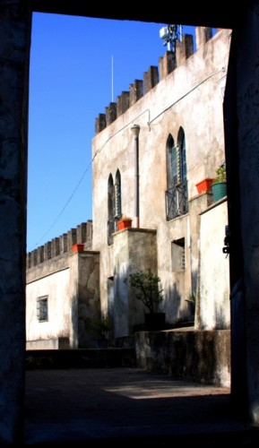 File:Cava de' Tirreni - Castello - ingresso.jpg