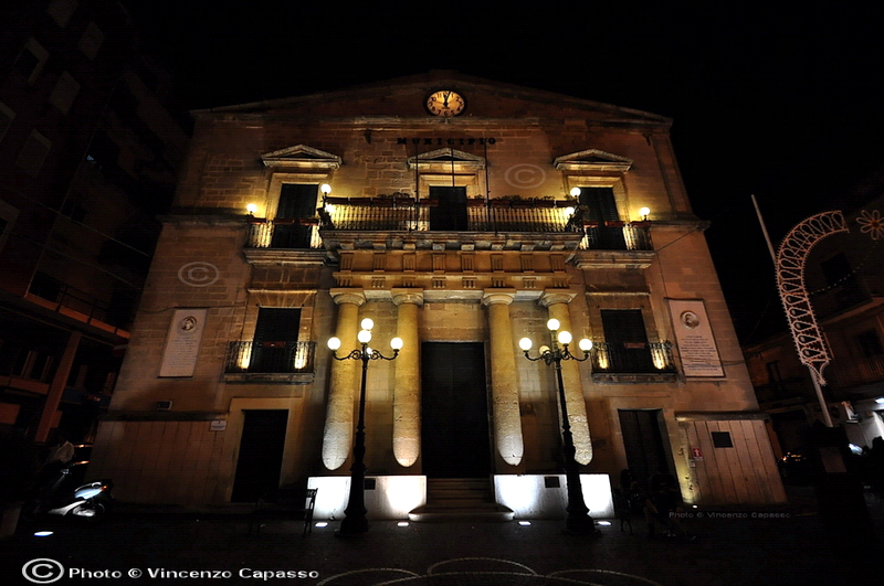 File:Enna - Municipio - facciata - notturno.jpg