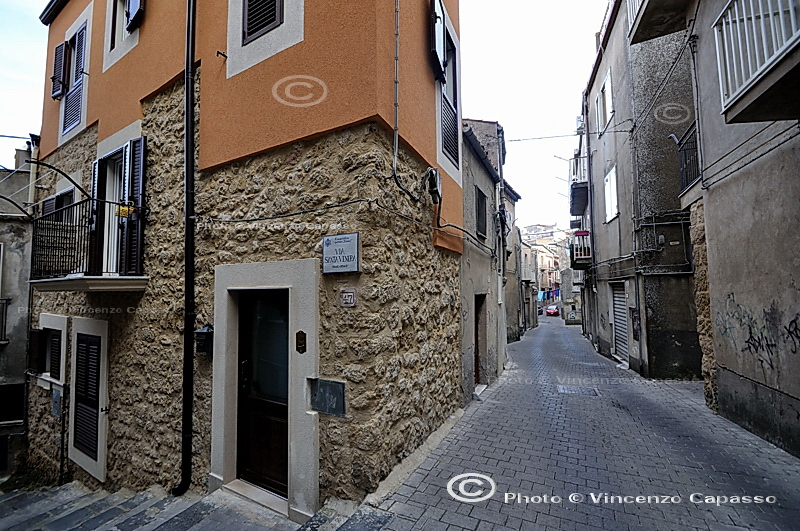 File:Enna - Quartiere Fundrisi - Via Santa Venere.jpg