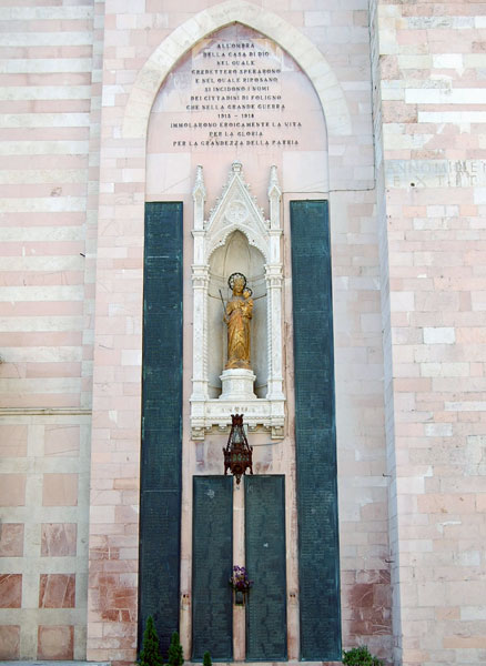 File:Foligno - Cattedrale S.Feliciano - Muro esterno.jpg