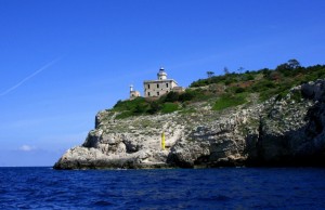 File:Isole Tremiti - San Domino - il faro.jpg