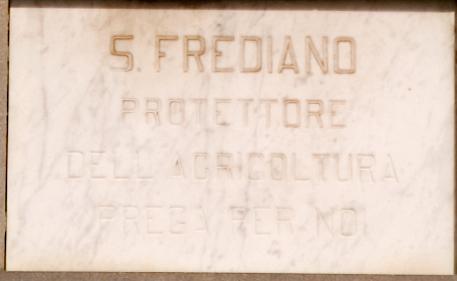 File:Lucca - Lapide San Frediano.jpg