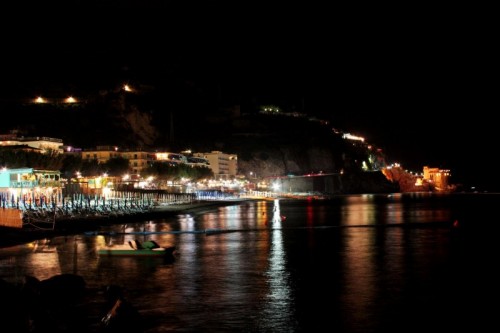 File:Maiori - panorama - notturno.jpg