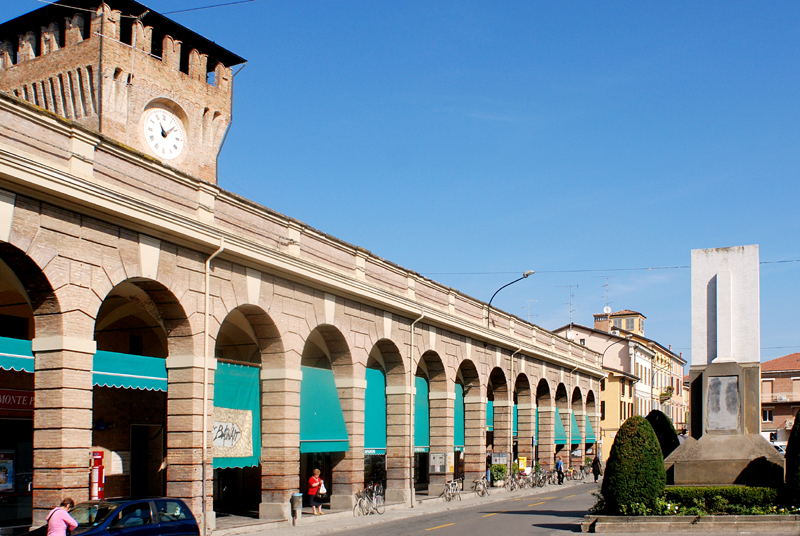 File:Montecchio Emilia - Piazza principale.jpg