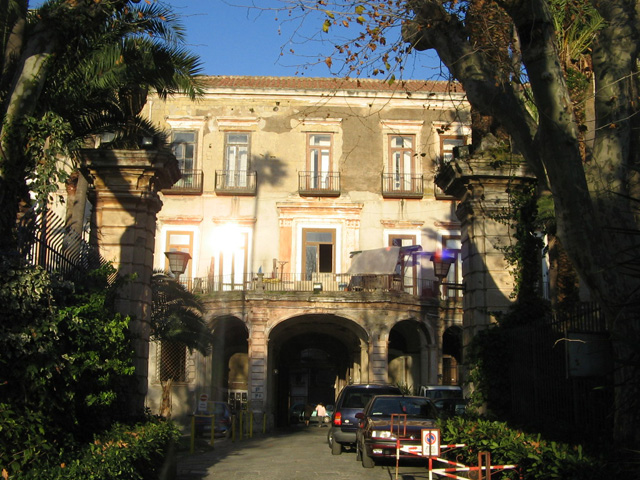 File:Portici - Villa Menna, facciata interna.jpg
