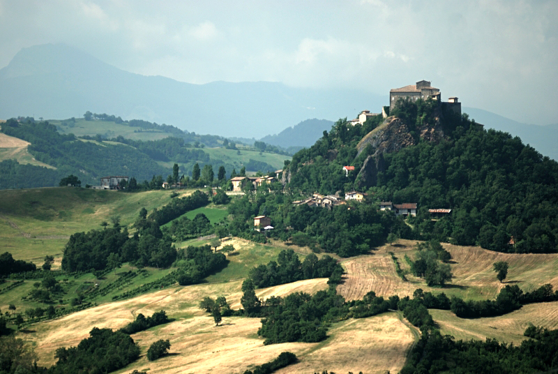 File:Quattro Castella - Colle e castello di Bianello.jpg