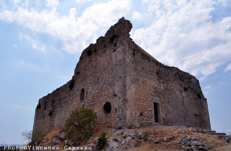 File:Racalmuto - Castellucio di Gibellini - Torre Fortezza.jpg