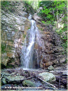 File:San Donato di Ninea - Monte Mula- cascata.jpg